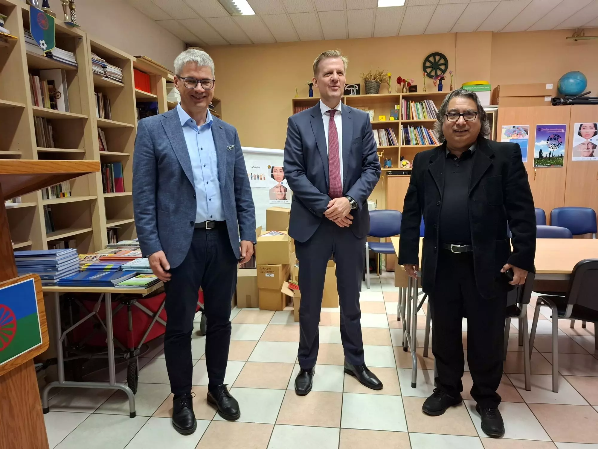 Z leve: vodja Mohorjeve založbe CelovecH Filipič, veleposlanik Konrad Bühler in predsednik Sveta Romov Jože Horvat