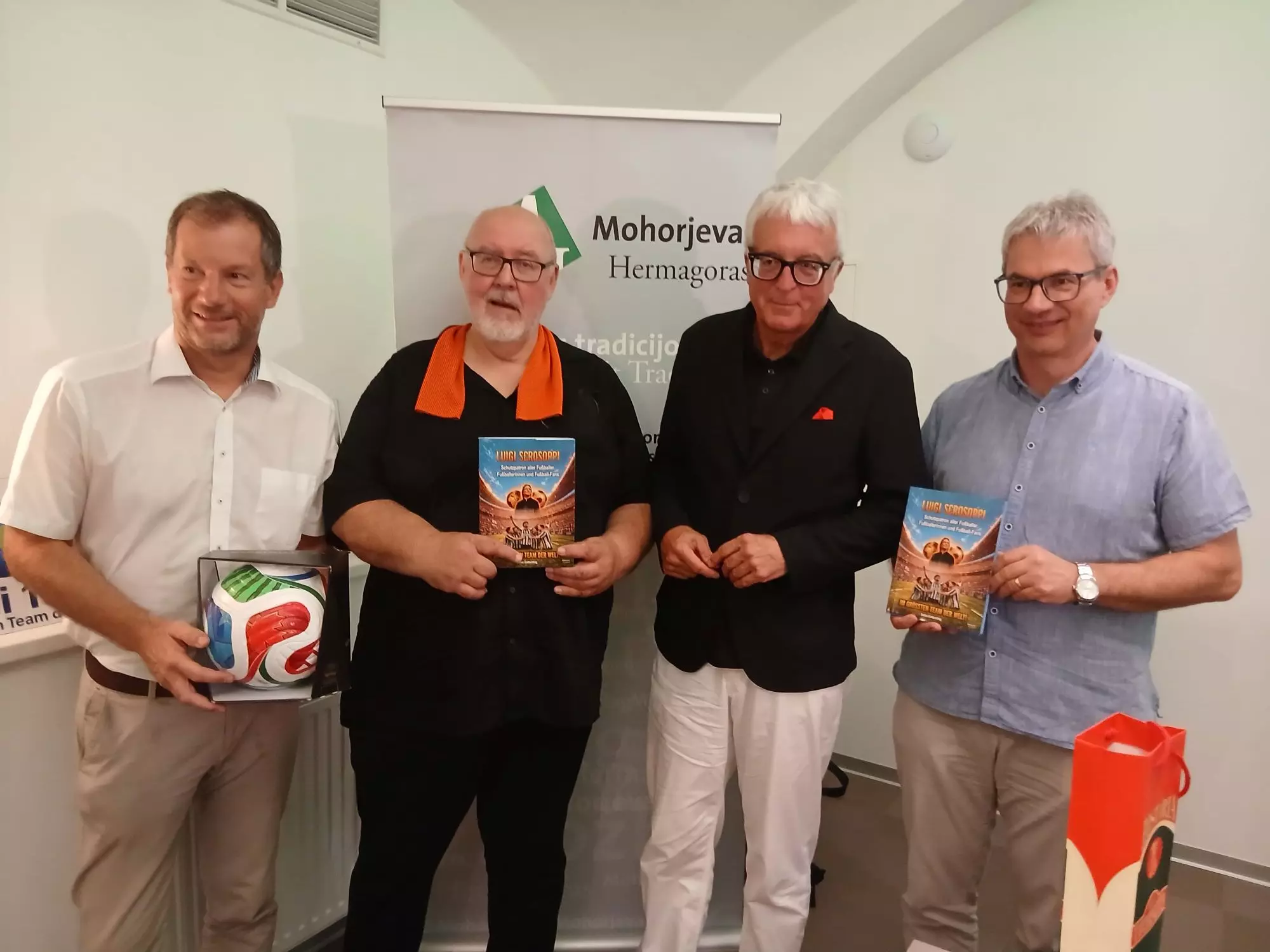 Von links Hermagoras-Direktor Karl Hren, Autor Stefan Gottschling, Manfred Pesek und Hermagoras-Verlagsleiter Hanzi Filipič
